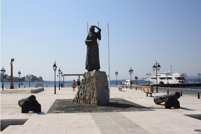 4879479-The_statue_of_Laskarina_Spetses_Island