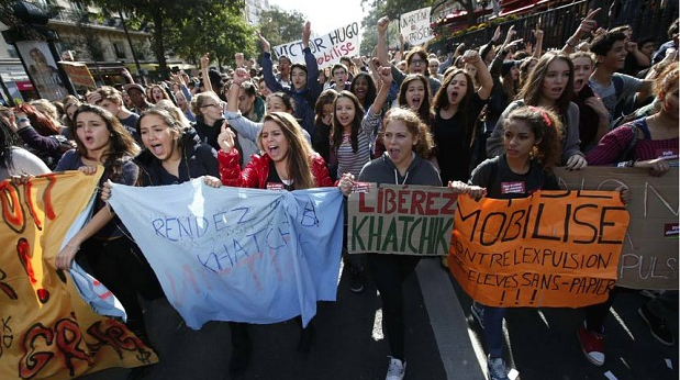 teen-girls-protesting