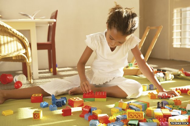 girl-playing-with-lego