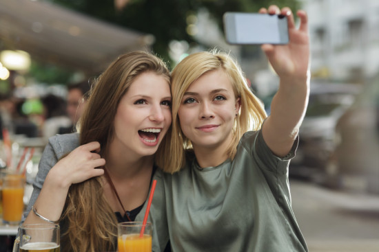 girls-taking-selfie